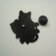 METALOWA EMALIOWANA PRZYPINKA PIN CZARNY KOT KOTEK Z LIŚCIEM MONSTERY