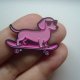 METALOWA EMALIOWANA PRZYPINKA PIN PIES JAMNIK NA DESKOROLCE