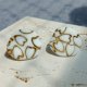 Kolczyki wkrętki – Złote Serca – Biała elegancja – Stal szlachetna – Handmade białe sztyfty