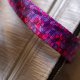 Mini kopertówka z tłoczonego weluru – jasnoszara z różowym regulowanym paskiem | Unikat handmade