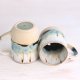 Duży beżowo-niebieski kubek ceramiczny z uchem, nakrapiany, rękodzieło, kamionka, sygnatura