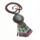 Wyrazisty wisior w stylu boho chic z koralikowym sznurem