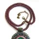 Wyrazisty wisior w stylu boho chic z koralikowym sznurem