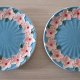 Dwa talerze ceramiczne grubo szkliwione kwiaty
