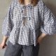 Brązowa bluzka wiązania z baskinką z wiązanem z kokardką bawełniana w kratkę skandynawskiej marki Gina Tricot L