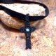 Krzyżyk z opalem naturalnym pleciony na aksamitce czarny choker regulowany mikro makrama