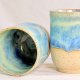 Duży turkusowy kubek ceramiczny z uchem, nakrapiany, rękodzieło, kamionka, sygnatura