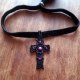 Krzyżyk z rubinem naturalnym pleciony na aksamitce czarny choker regulowany mikro makrama