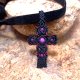 Krzyżyk z rubinem naturalnym pleciony na aksamitce czarny choker regulowany mikro makrama