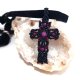 Krzyżyk z rubinem naturalnym pleciony na aksamitce czarny choker regulowany mikro makrama