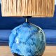 Ceramiczna lampa z abażurem z rafii, niebieska, handmade