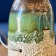 Ceramiczna lampa lawa z abażurem z rafii, zieleń i złoto, handmade
