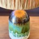 Ceramiczna lampa lawa z abażurem z rafii, zieleń i złoto, handmade