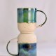 Duży zielono-niebieski kubek ceramiczny z uchem, nakrapiany, rękodzieło, kamionka, sygnatura