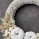 Wianek w jesiennym sweterku z dekoracją z materiałowych dyń