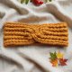 Musztardowa Opaska na Głowę Dziergana - Szeroka Opaska z Warkoczem Twist - Ręcznie Robiona Wełniana - Jesienny Pocałunek - Foxy Knit
