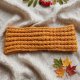 Musztardowa Opaska na Głowę Dziergana - Szeroka Opaska z Warkoczem Twist - Ręcznie Robiona Wełniana - Jesienny Pocałunek - Foxy Knit