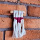 Mini makrama wisząca Boho ze złotą nitką – Handmade (8,5 x 15 cm)