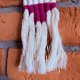 Mini makrama wisząca Boho ze złotą nitką – Handmade (8,5 x 15 cm)