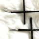 Czarne kolczyki w kształcie krzyża