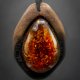 Wisiorek z drewna orzech amerykański z bursztynem - łezka – ręcznie rzeźbiony, artystyczne zdobienia, biżuteria z drewna, luxe wooden jewelry, amber