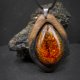 Wisiorek z drewna orzech amerykański z bursztynem - łezka – ręcznie rzeźbiony, artystyczne zdobienia, biżuteria z drewna, luxe wooden jewelry, amber