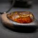 Wisiorek z drewna orzech amerykański z bursztynem - łezka – ręcznie rzeźbiony, artystyczne zdobienia, biżuteria z drewna, luxe wooden jewelry, amber