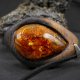 Wisiorek z drewna orzech amerykański z bursztynem - łezka – ręcznie rzeźbiony, artystyczne zdobienia, biżuteria z drewna, luxe wooden jewelry, amber