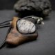 Wisiorek z drewna orzech amerykański - opal – ręcznie rzeźbiony, artystyczne zdobienia, biżuteria z drewna, luxe wooden jewelry