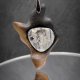 Wisiorek z drewna orzech amerykański - opal – ręcznie rzeźbiony, artystyczne zdobienia, biżuteria z drewna, luxe wooden jewelry