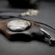 Wisiorek z drewna orzech amerykański - opal – ręcznie rzeźbiony, artystyczne zdobienia, biżuteria z drewna, luxe wooden jewelry