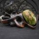 Wisiorek z drewna gombe - unakit – ręcznie rzeźbiony, artystyczne zdobienia, biżuteria z drewna, luxe wooden jewelry, premium