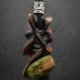 Wisiorek z drewna gombe - unakit – ręcznie rzeźbiony, artystyczne zdobienia, biżuteria z drewna, luxe wooden jewelry, premium