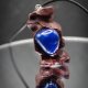 Wisiorek z drewna amarant - niebieski agat – ręcznie rzeźbiony, artystyczne zdobienia, biżuteria z drewna, luxe wooden jewelry, premium