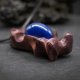 Wisiorek z drewna amarant - niebieski agat – ręcznie rzeźbiony, artystyczne zdobienia, biżuteria z drewna, luxe wooden jewelry, premium