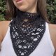 Czarna bandana z motywem czaszek ręcznie robiona na szydełku Halloween bawełniana