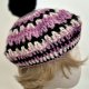Beret z pomponem.