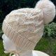 Ręcznie robiona czapka dziecięca z uszkami i wiązaniem 100% Merino – Ecru (do 50 cm)