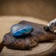 Naszyjnik apatyt– bałtyckie drewno dryftowe, Wood Pendant, biżuteria z drewna, minerał, kamień, dla niej, pirografia