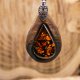 Wisiorek z drewna orzech amerykański z bursztynem - łezka – ręcznie rzeźbiony, artystyczne zdobienia, biżuteria z drewna, luxe wooden jewelry, amber