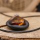 Wisiorek z drewna orzech amerykański z bursztynem - łezka – ręcznie rzeźbiony, artystyczne zdobienia, biżuteria z drewna, luxe wooden jewelry, amber