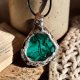 Amulet matki wszerzeczy - brutalistyczny wisior z malachitem