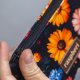 Etui na klucze z czarnego weluru w kolorowe kwiaty – handmade