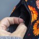 Etui na klucze z czarnego weluru w kolorowe kwiaty – handmade