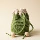 Ręcznie dziana sakiewka ściągana sznurkiem – zielona ze śmietankowym wykończeniem | Mama Crochet Atelier