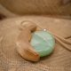 Ręcznie rzeźbiony wisiorek z drewna wiązu, awenturyn – biżuteria z duszą natury - pirografia prezent dla kobiety dla niej Unique Jewelry