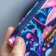 Etui na klucze z granatowego weluru w różowe i fioletowe kwiaty – handmade