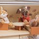 Kawiarnia i piekarnia z meblami i miniaturowymi przyjaciółmi