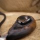 Ręcznie rzeźbiony wisiorek z drewna abachi pieczonego, obsydian – biżuteria z duszą natury - pirografia prezent dla kobiety dla niej Unique Jewelry