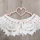 Biały kołnierz ażurowy – elegancka ozdoba do sukienki, bluzki i stylizacji